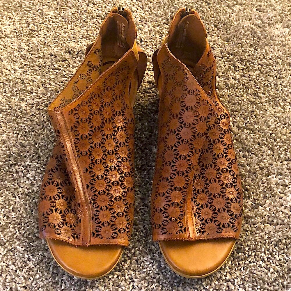 LIKE NEW Tamaris Sandals